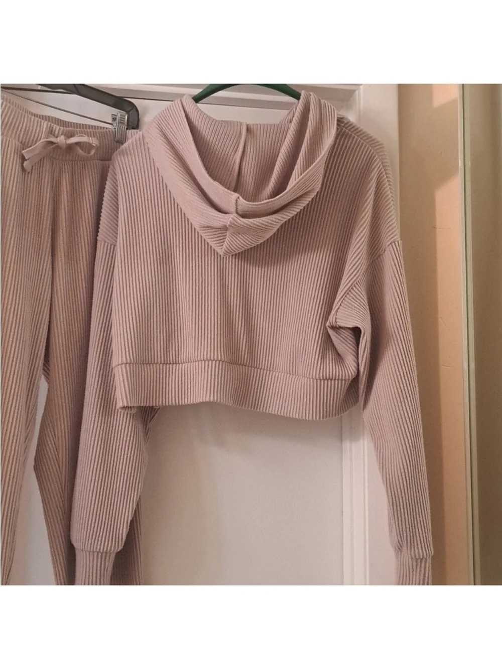 ALO Yoga Ribbed Lounge Top in Light Taupe